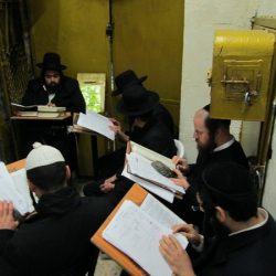 ישיבת המקובלים בפתח המערה