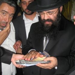 הרנטגן בתפילה על התורמים בפתח המערה