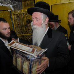 הרב גרוסמן בתפילה על המשפחות בפתח המערה