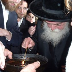 האדמור מתולדות אברהם יצחק בהדלקת הנר בפתח המערה ער"ח ניסן סט