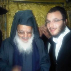 המקובל האב אבוחצירא ממרוקו בתפילה בפתח המערה