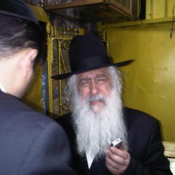 הרב דוד פינטו בתפילה על התורמים בפתח המערה
