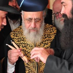 הראשל"צ מברך את הנר בהכנסת אורחים רשב"י