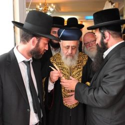 הראשל"צ מברך את הנר בהכנסת אורחים רשב"י