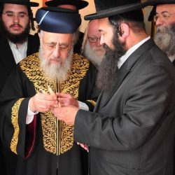 הראשל"צ מברך את הנר בהכנסת אורחים רשב"י