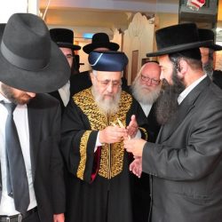 הראשל"צ מברך את הנר בהכנסת אורחים רשב"י