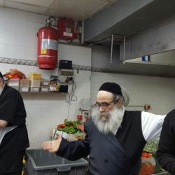 המקובל הרב גמליאל רבינוביץ שליט"א בביקור במטבחי הכנסת אורחים