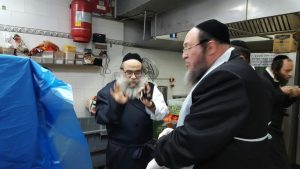 המקובל הגאון מירושלים הרב גמליאל רבינוביץ שליט"א מרבני ישיבת המקובלי "שערי שמיים" ומרבני הכנסת אורחים רשב"י מירון בביקור במטבחי הכנסת אורחים.