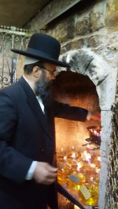 האדמו"ר רבי רפאל אבוחצירה שליט"א "הרנטגן" בביקור במטבח הכנסת אורחים ובתפילה על תורמי הכנסת אורחים.