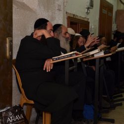ישיבת המקובלים בפתח המערה