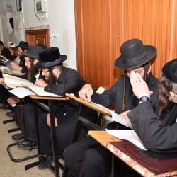 ישיבת המקובלים בפתח המערה