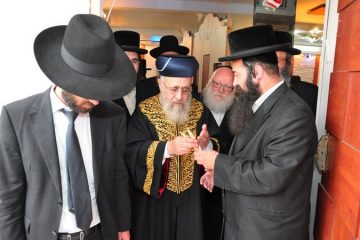הראשל"צ מברך את הנר