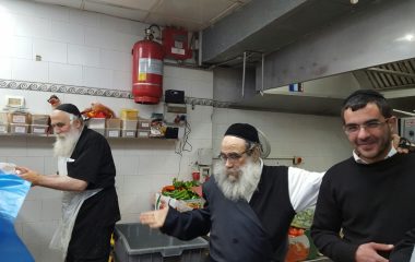 המקובל הרב גמליאל רבינוביץ שליט"א בביקור במטבחי הכנסת אורחים
