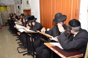 ישיבת המקובלים בפתח המערה