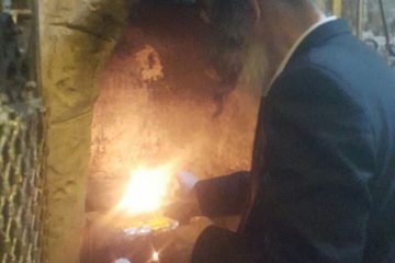 המשפיע רבי מיילך בידרמן בפתח המערה