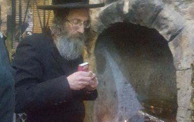 גלריה נדירה: המשפיע רבי מיילך בידרמן בהדלקת הנר ותפילה על תורמי הכנסת אורחים מירון